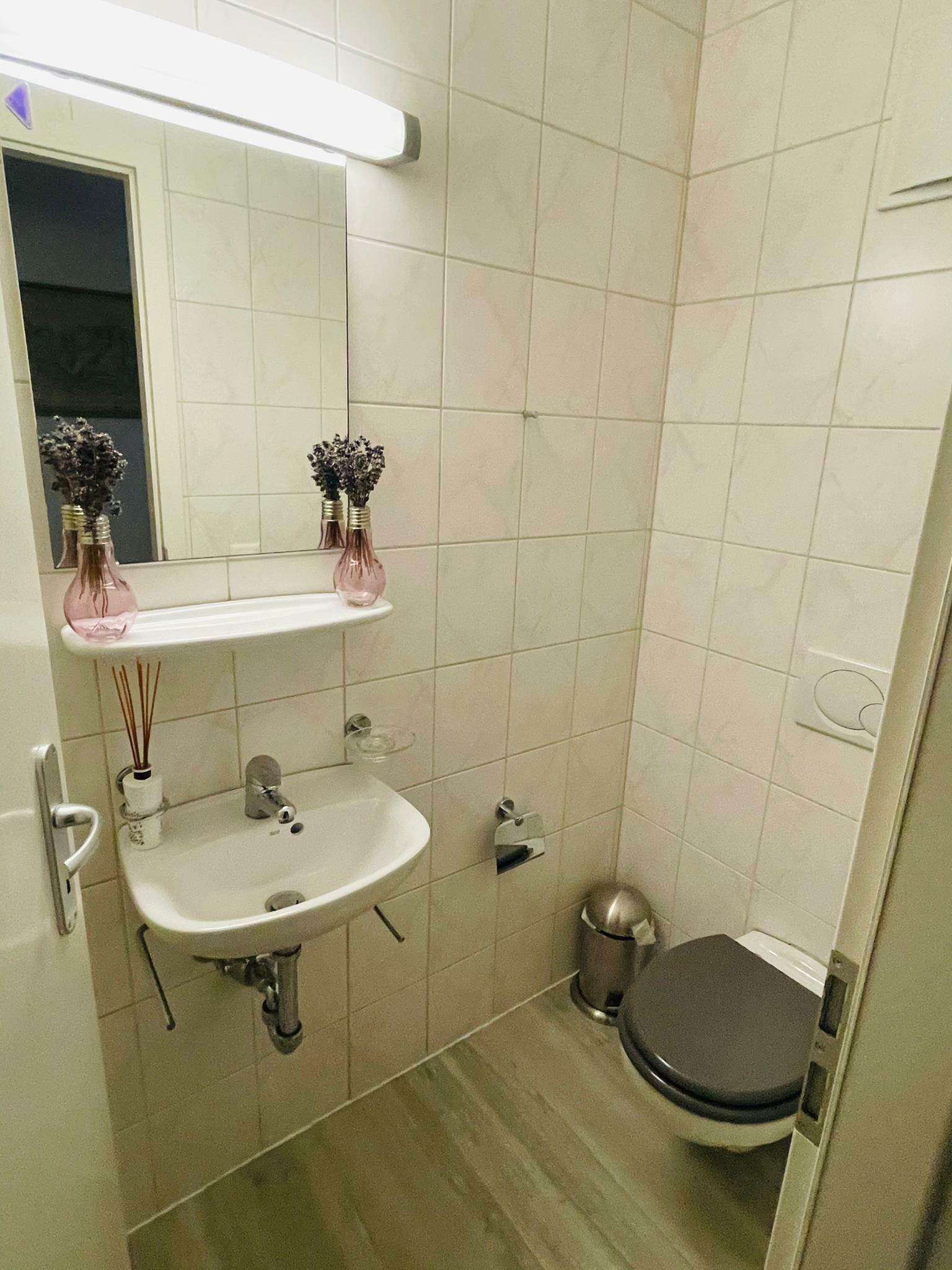 Kleines Gäste-WC mit Wandwaschbecken