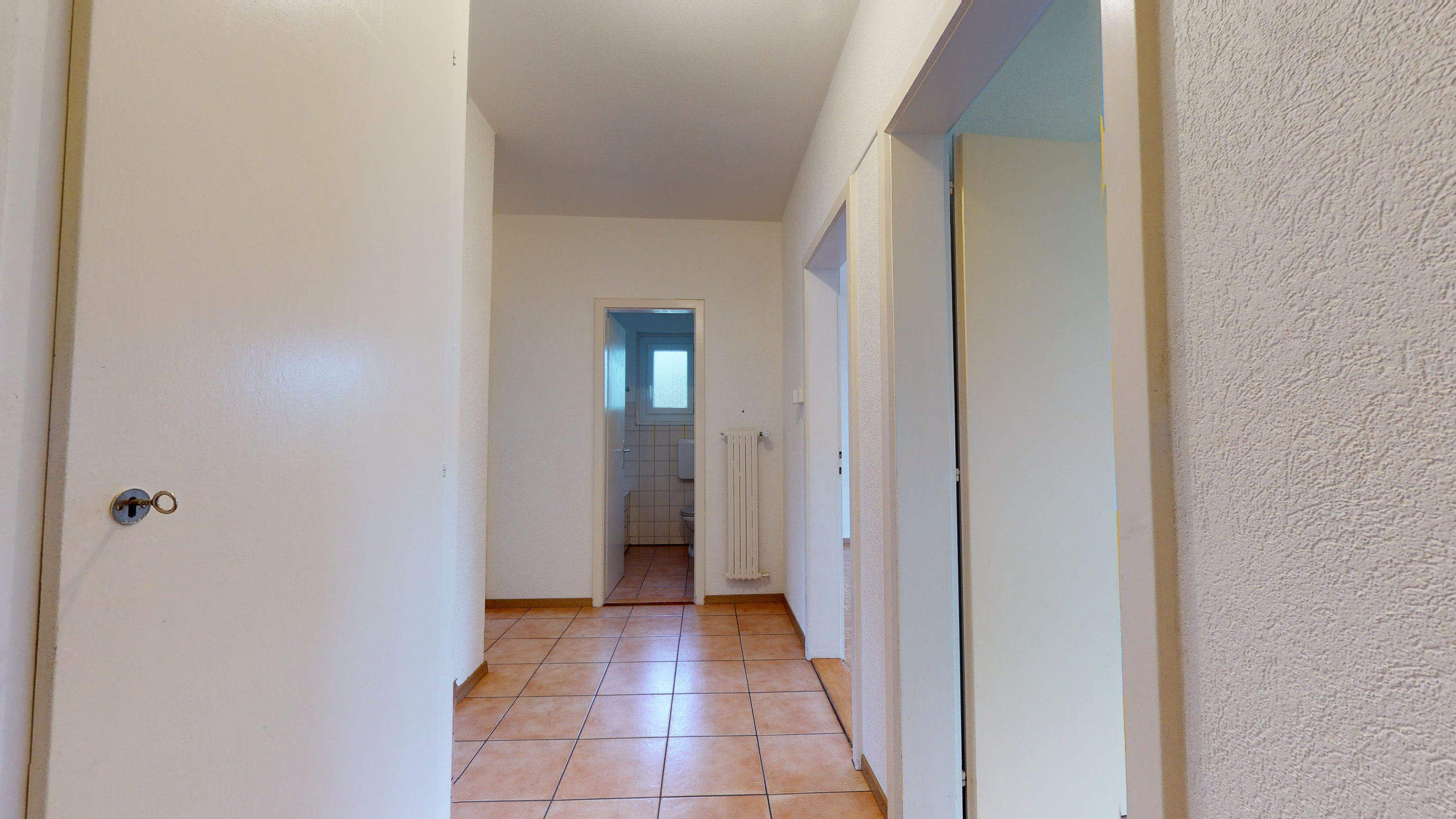 Flur mit Blick ins Badezimmer