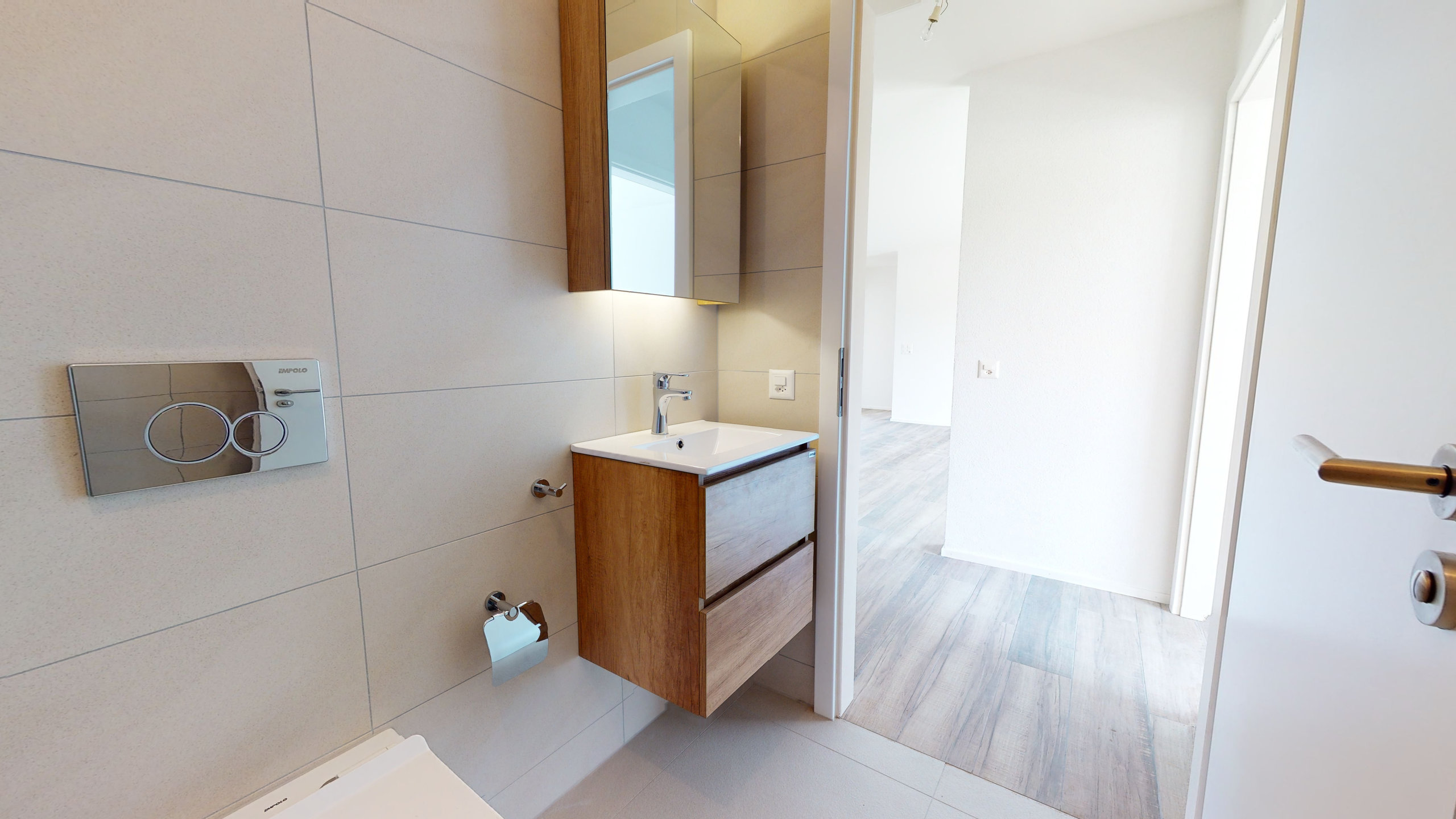 Modernes Badezimmer mit Waschtisch und WC-Bedienfeld