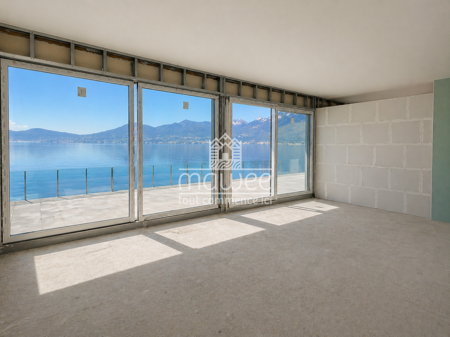 Unfertig ausgebauter Raum mit Panoramablick auf See und Berge