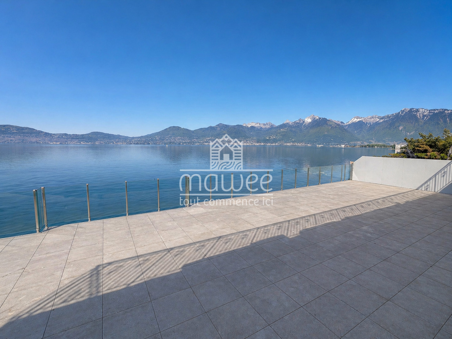 Seeblick-Terrasse mit Bergpanorama