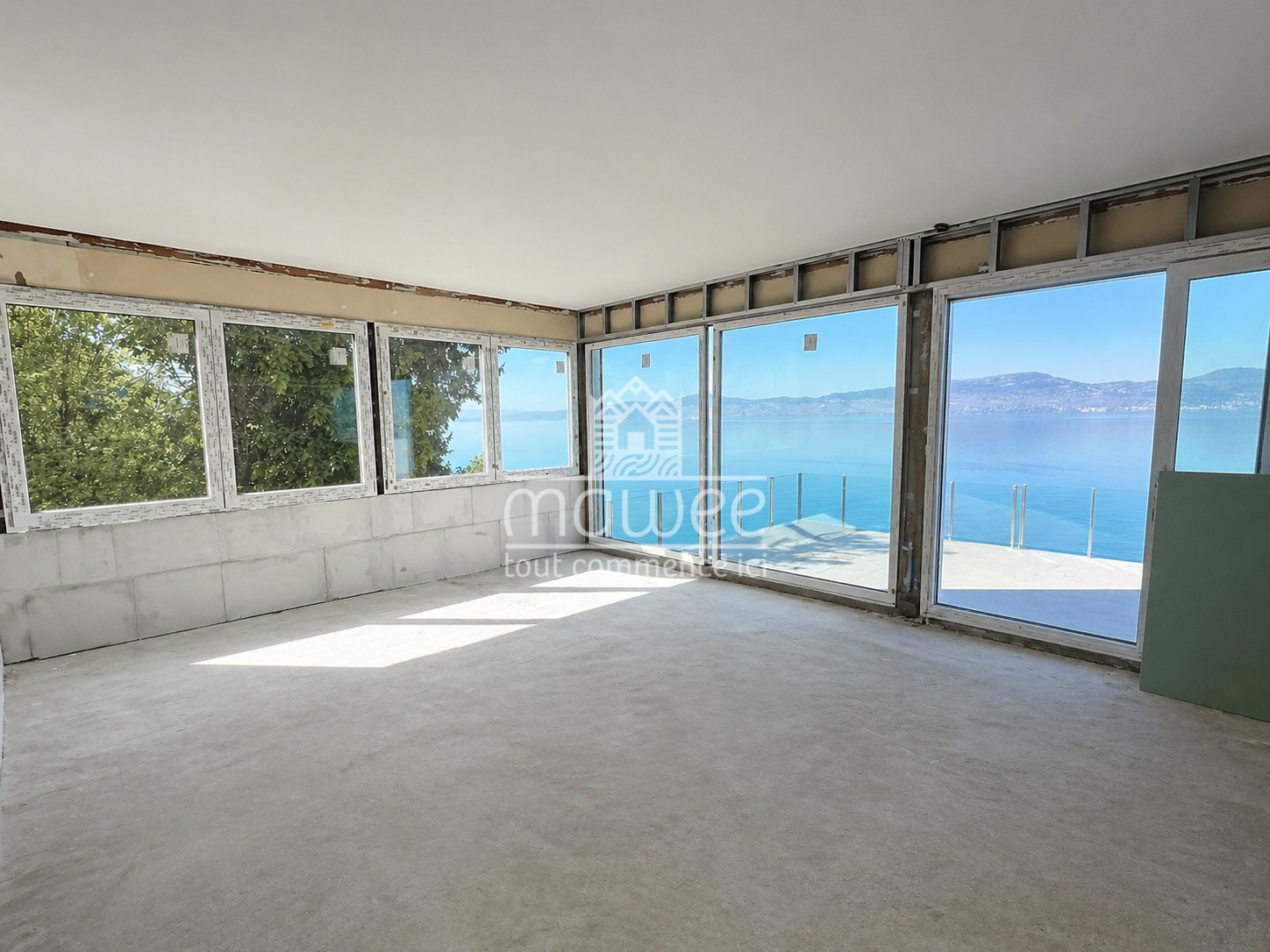Unfertiger Wohnraum mit Panoramablick auf das Meer