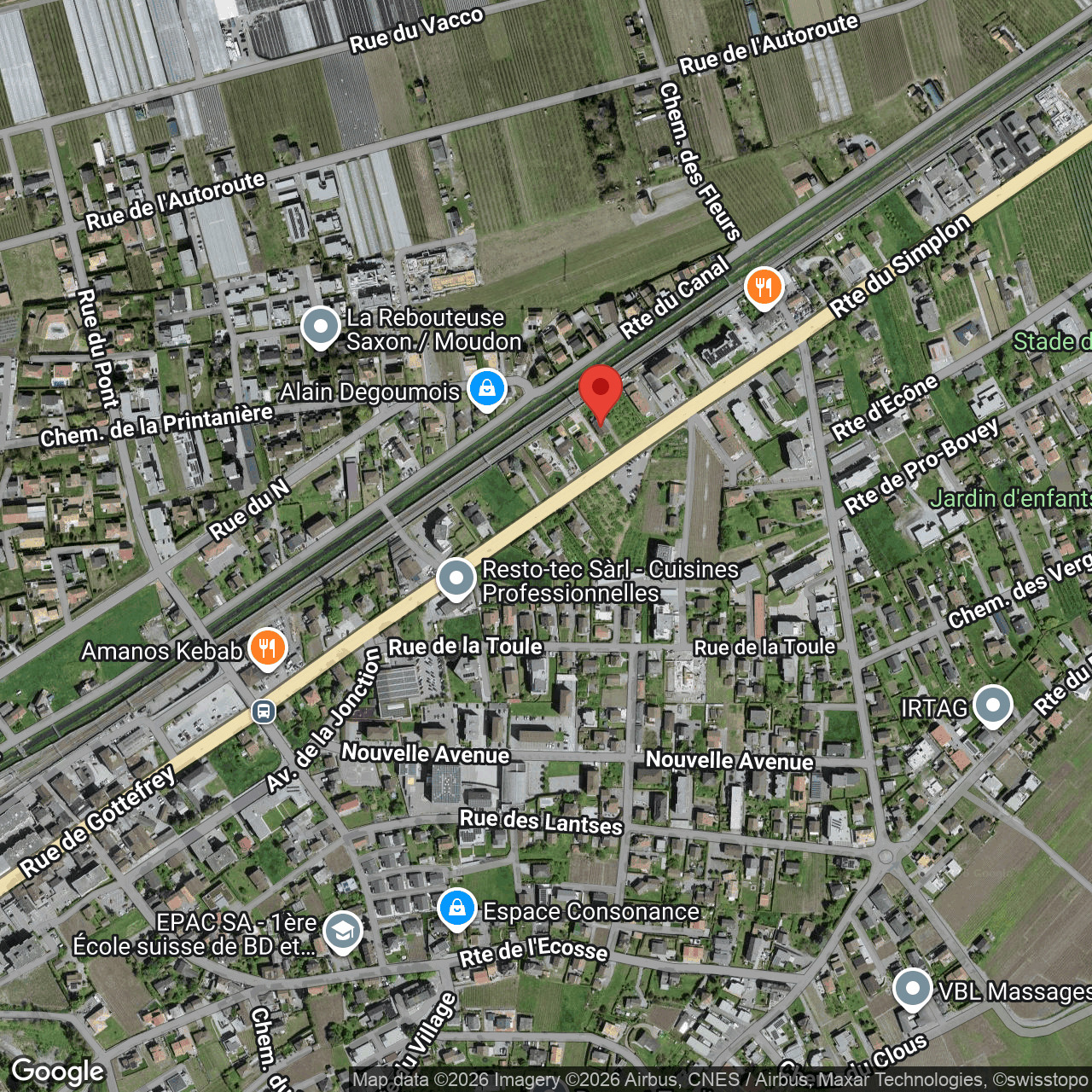 Luftbild einer städtischen und ländlichen Umgebung mit Straßen und Bahntrasse
