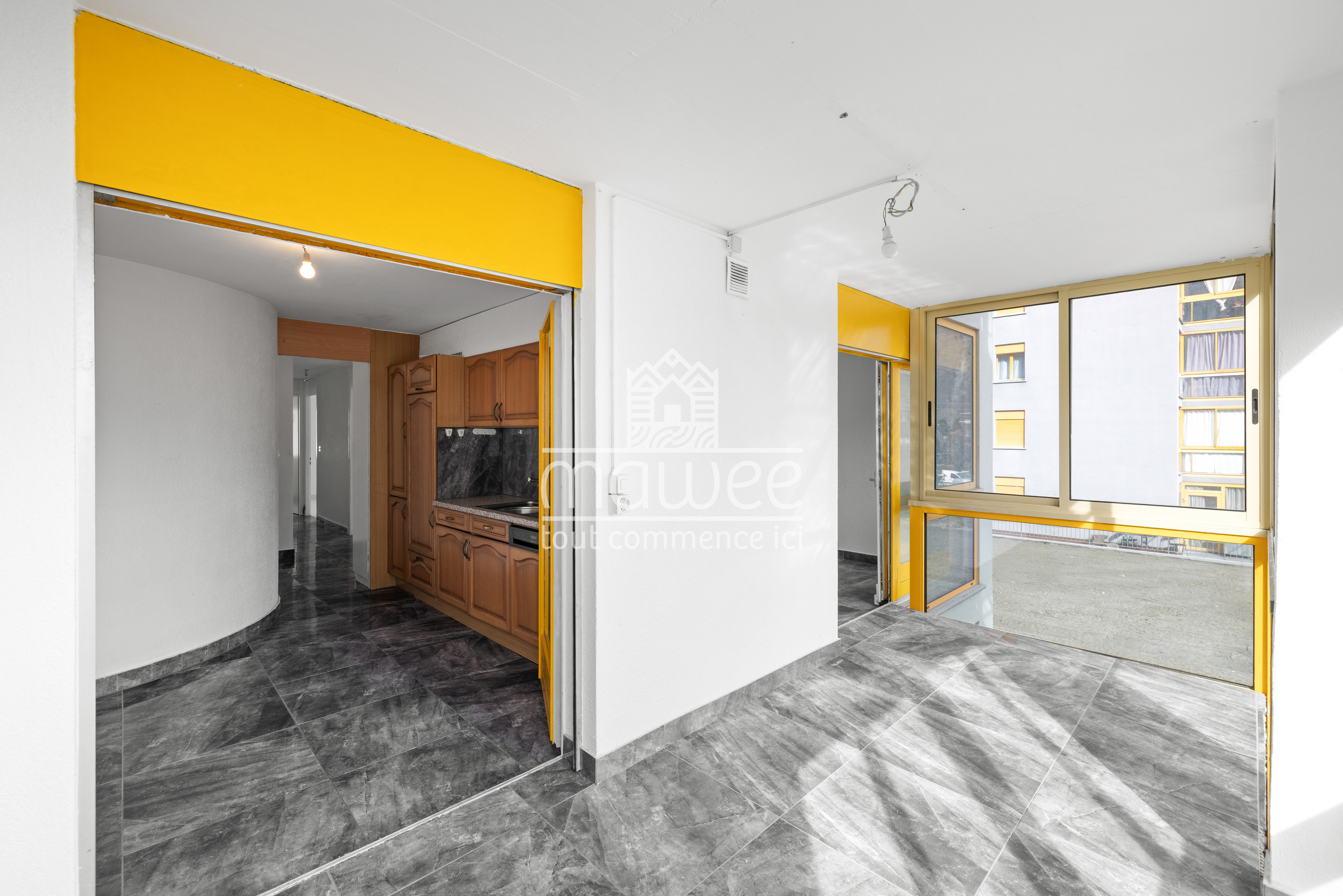 Heller Innenraum mit angrenzendem Balkon
