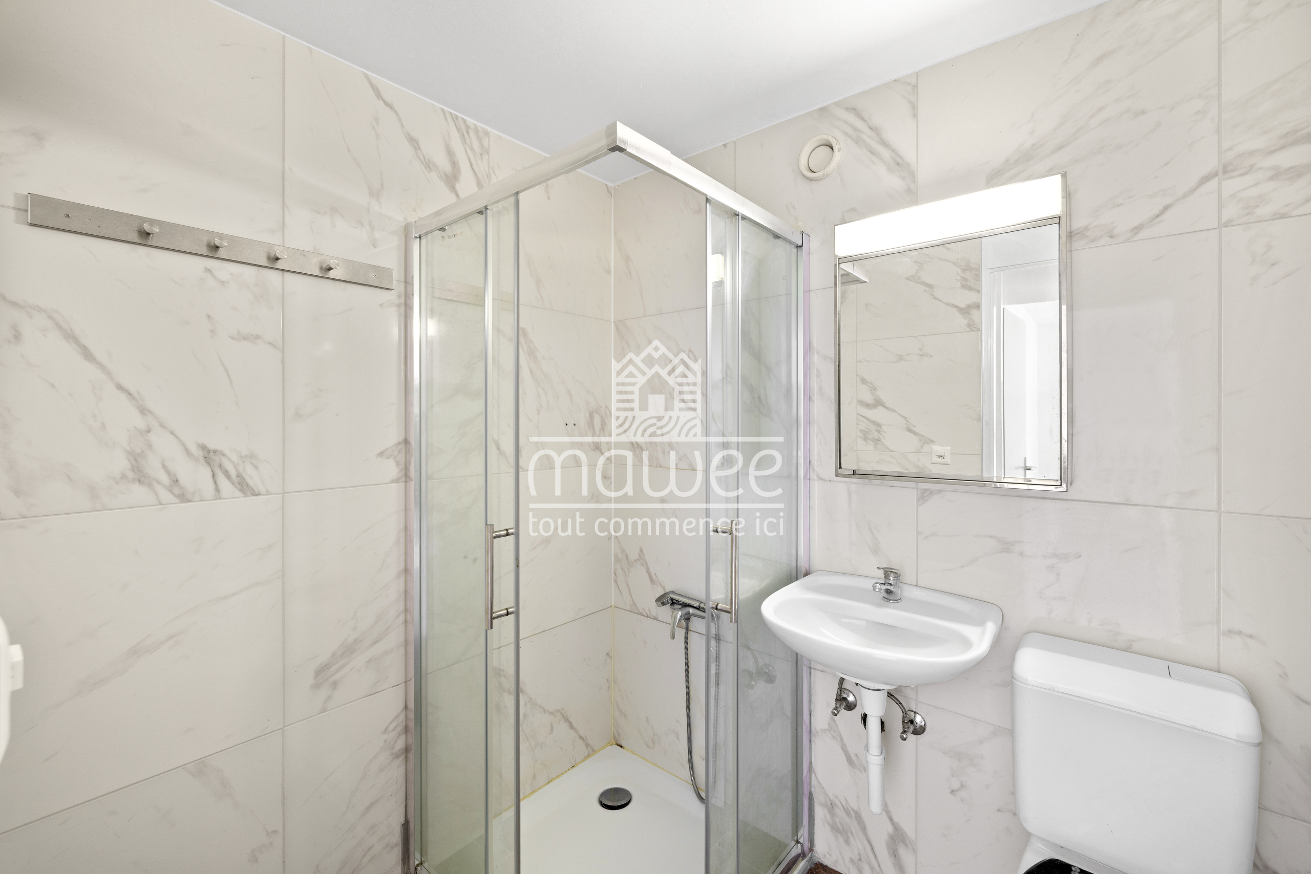 Kleines modernes Badezimmer mit Dusche