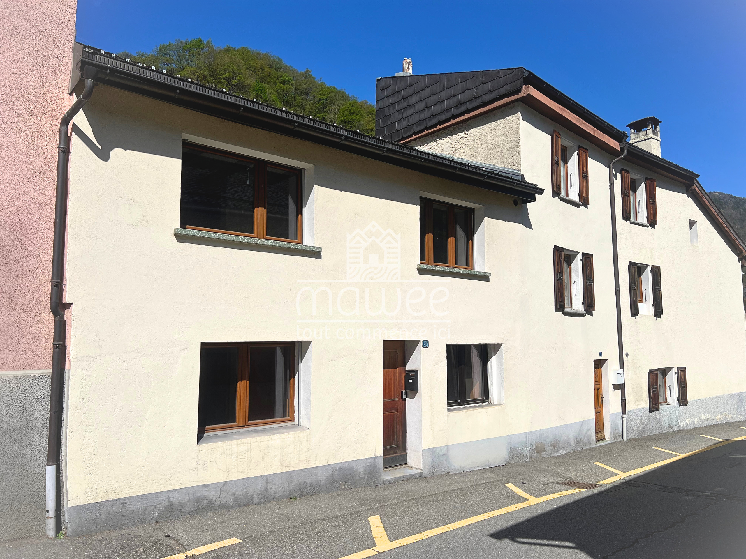 Außenansicht eines Wohnhauses mit Satteldach