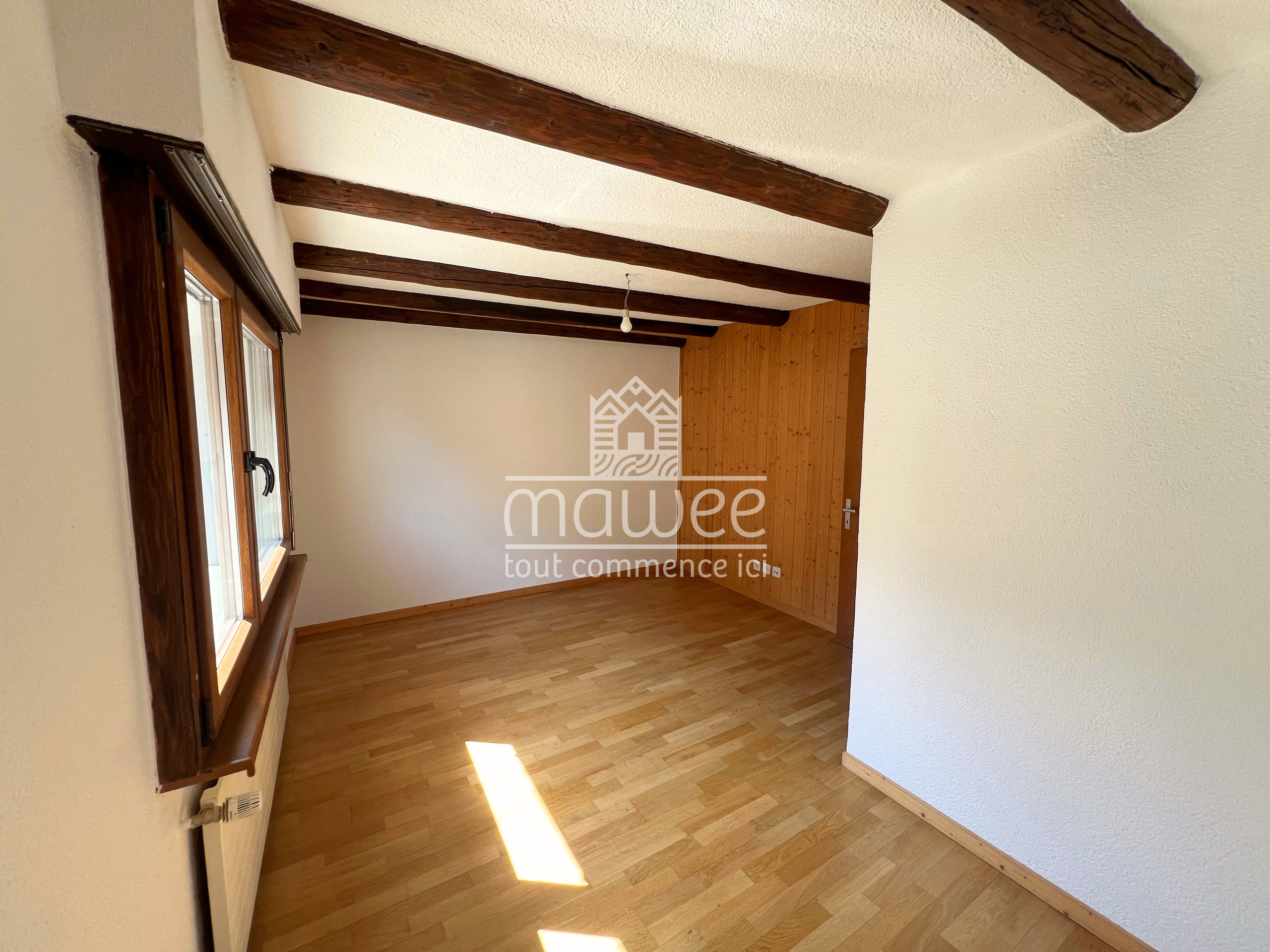 Leeres Zimmer mit Holzbalkendecke