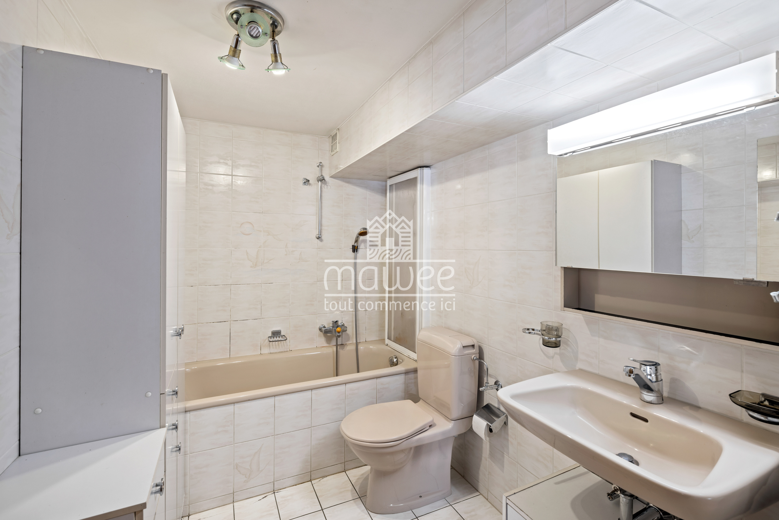 Kleines Badezimmer mit Badewanne und WC