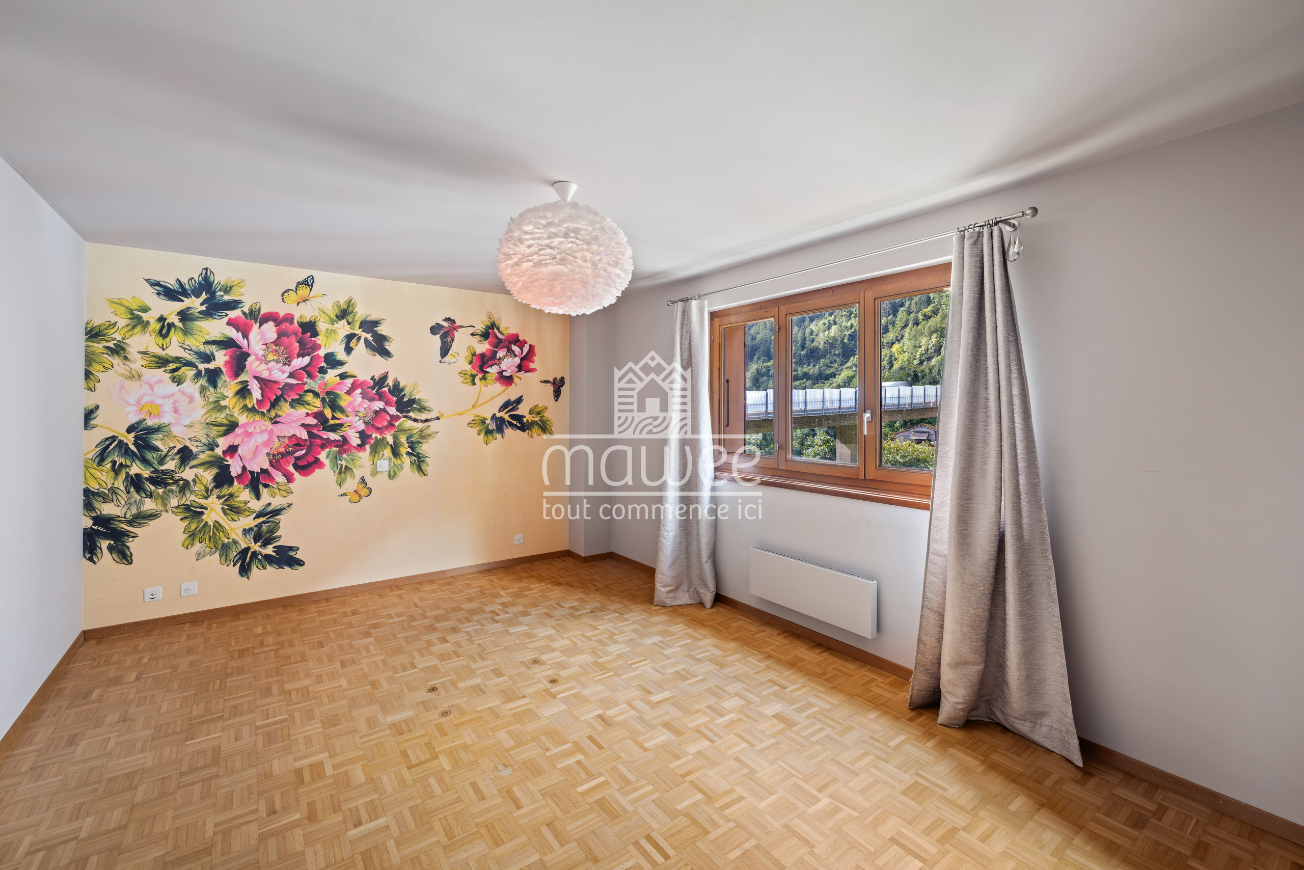Leeres Zimmer mit Blumenwand und Holzfenster