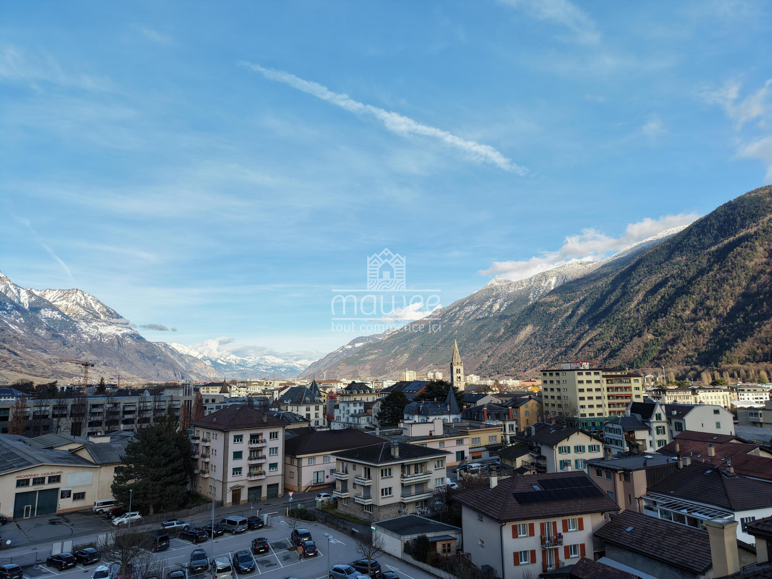 Stadt- und Bergpanorama mit Wasserzeichen
