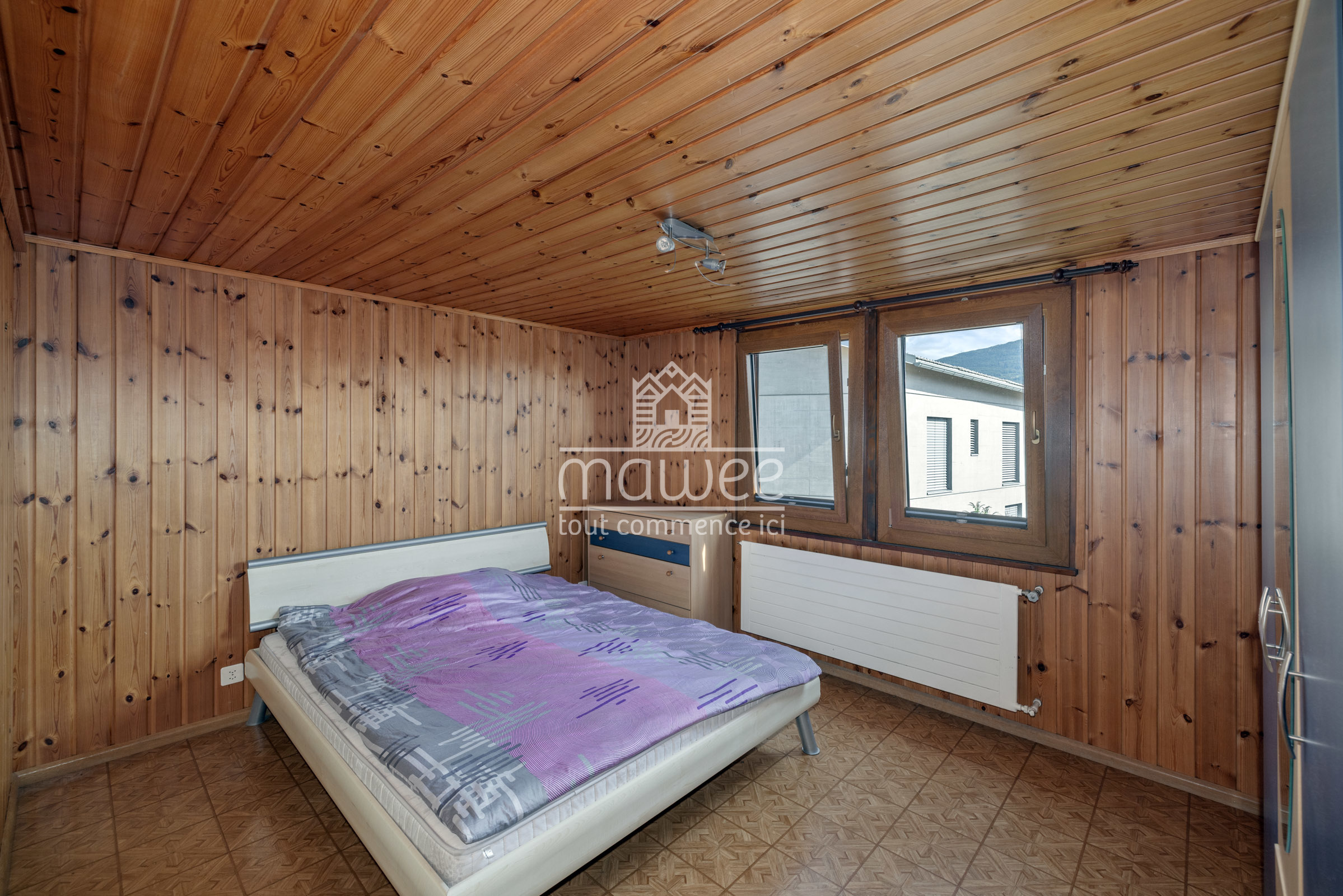 Schlafzimmer mit Holzvertäfelung
