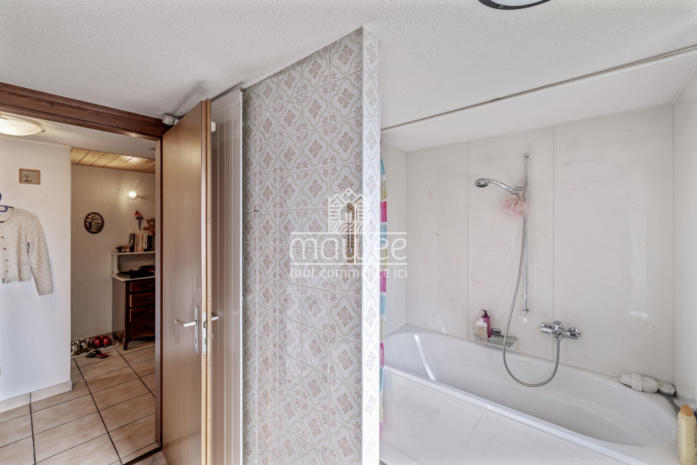 Badezimmer mit Badewanne und angrenzendem Flur