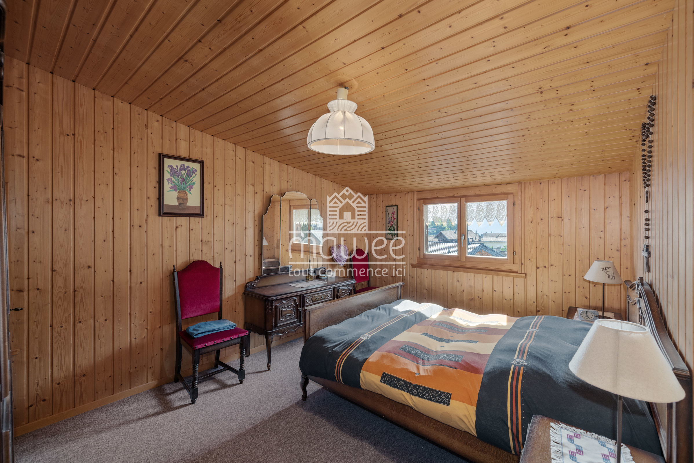 Gemütliches Schlafzimmer mit Holzverkleidung