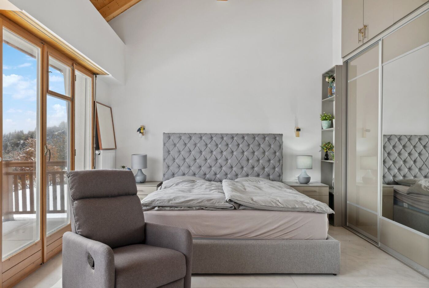 Helles Schlafzimmer mit Balkonblick