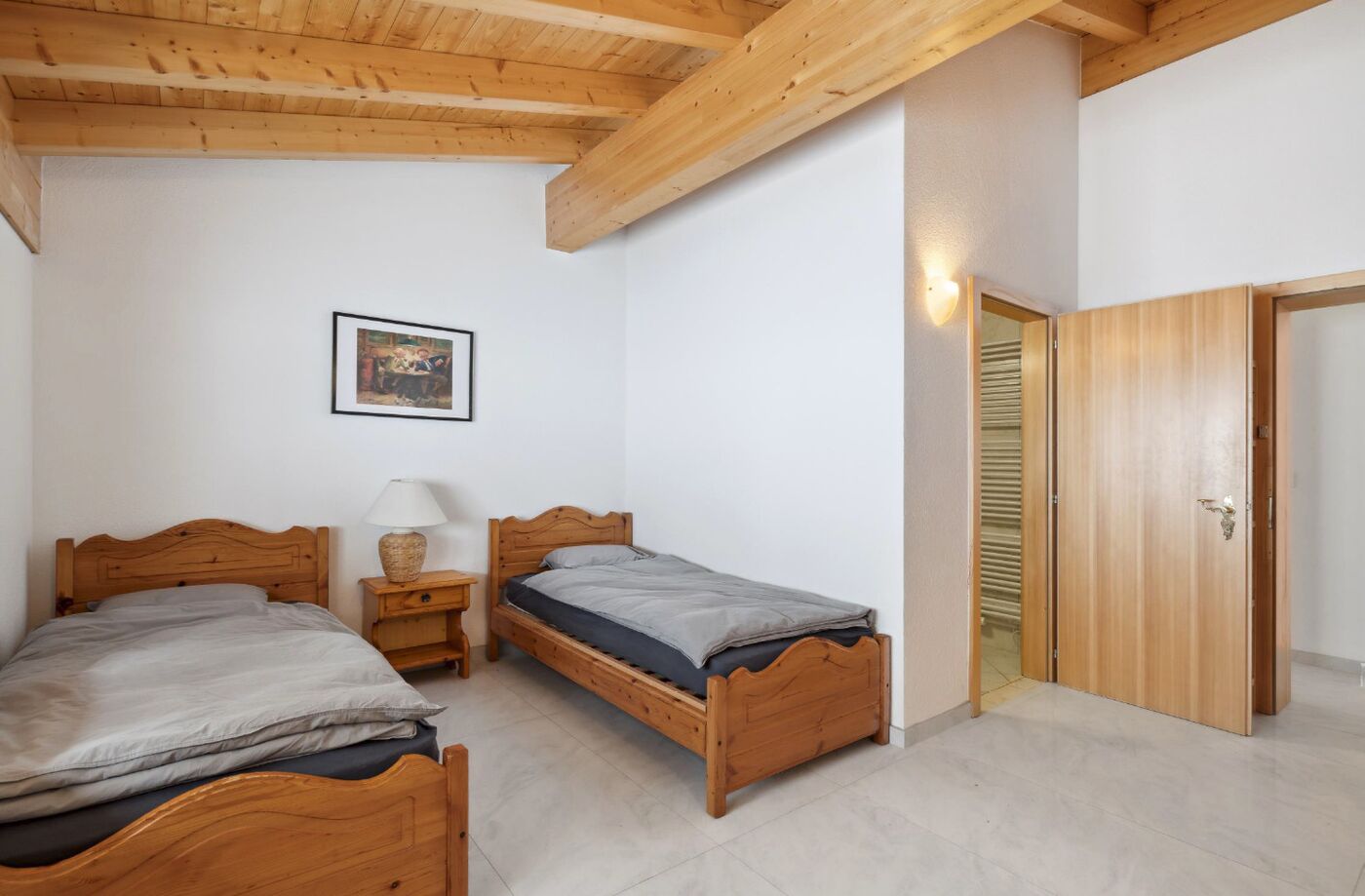 Doppelzimmer mit Holzbalkendecke
