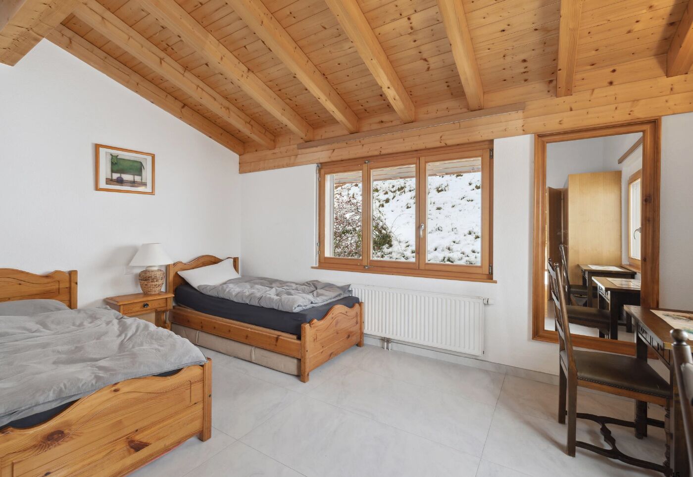 Helles Schlafzimmer mit Holzdecke
