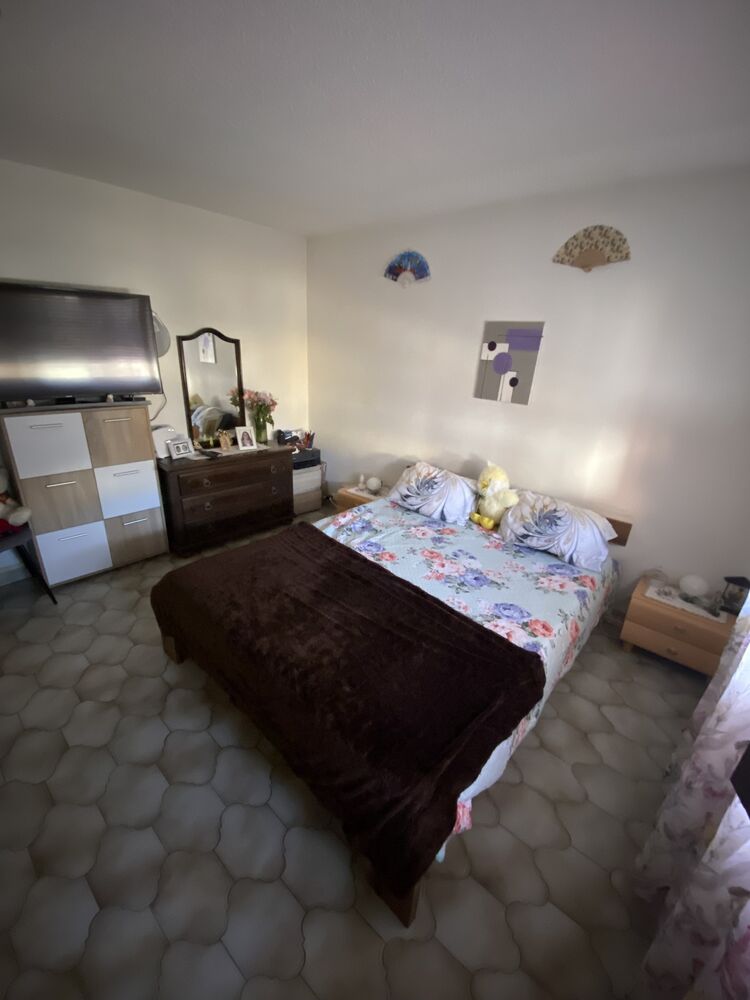 Schlafzimmer mit Doppelbett und Möbeln