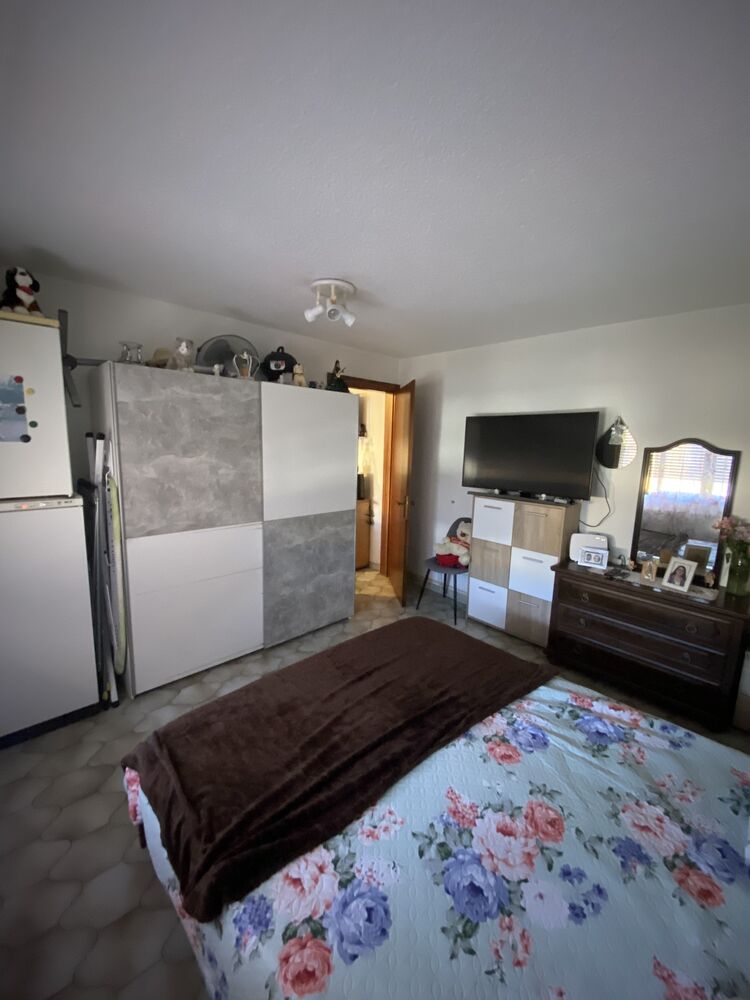 Schlafzimmer mit Möbeln
