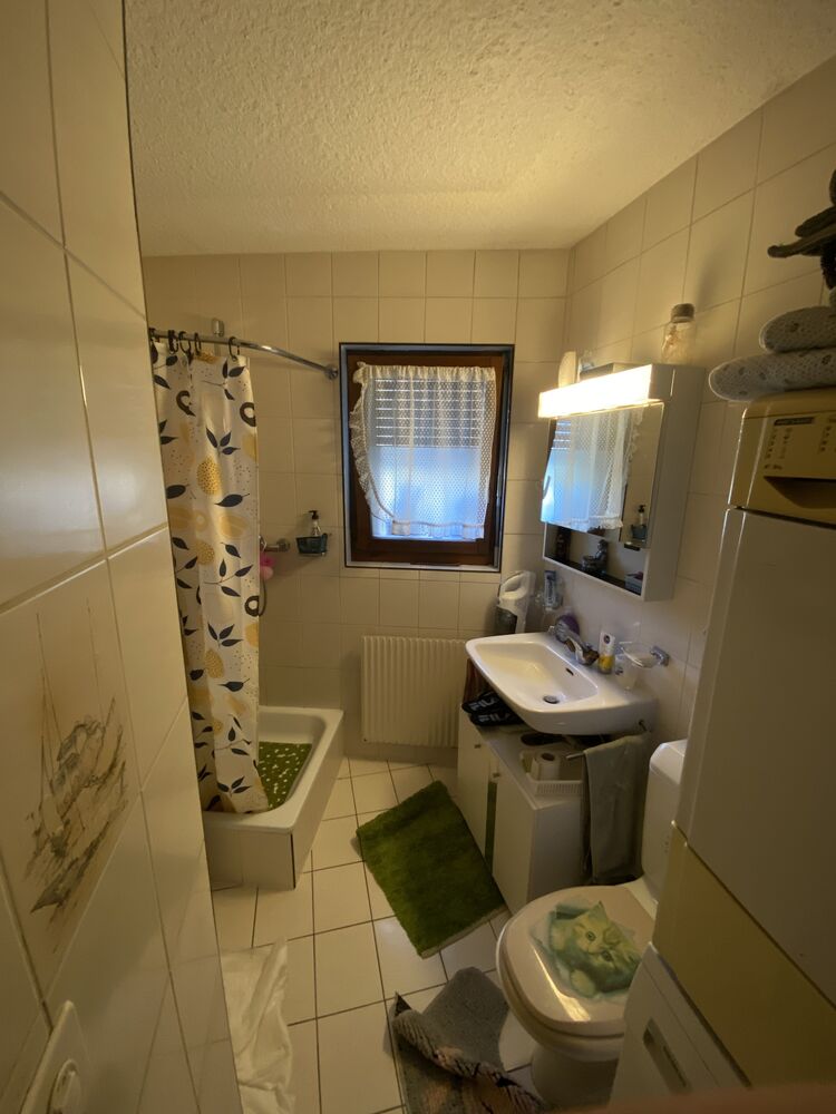 Kompaktes Badezimmer mit Wanne und Fenster