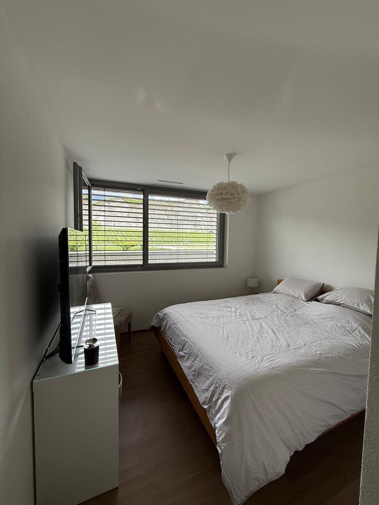 Schlafzimmer mit großem Fenster