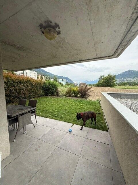 Überdachte Terrasse mit Garten und Bergblick