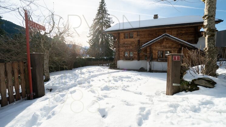 Alpenhaus im Schnee