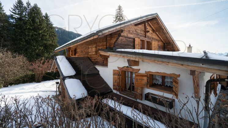 Alpen-Chalet im Schnee