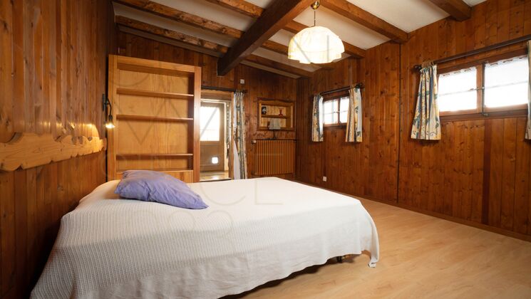 Rustikales Schlafzimmer mit Holzvertäfelung