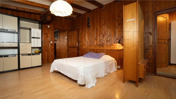Holzvertäuschtes Schlafzimmer mit Einzelbett