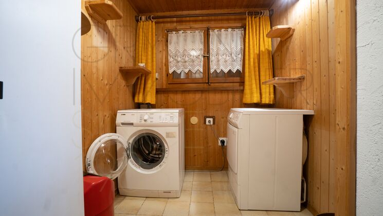 Hauswirtschaftsraum mit Waschmaschine und Trockner