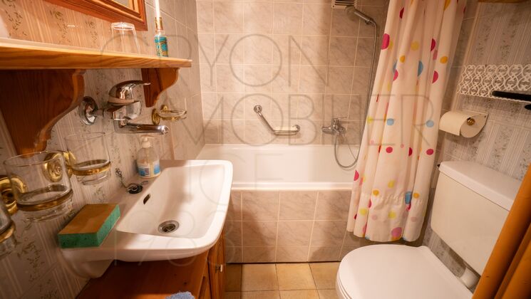 Kleines Badezimmer mit Badewanne und WC