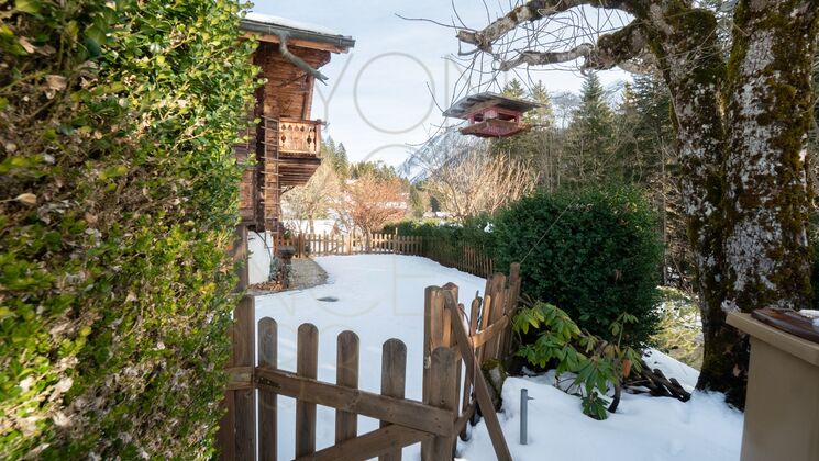 Schneebedeckter Garten mit Holzzaun