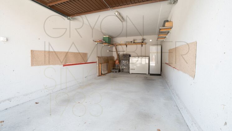 Garage mit Lagerausstattung