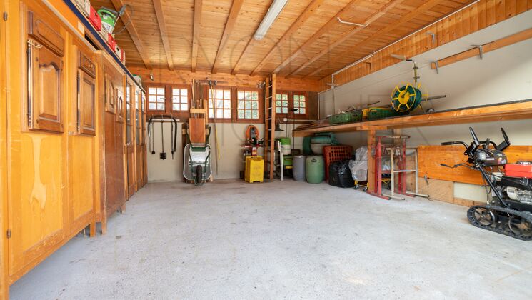 Garage mit Holzverkleidung und Lagerfläche