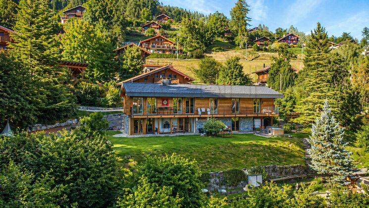 Alpines Holzhaus mit Gartenhang