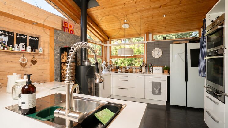 Moderne Landhausküche mit Holzdecke