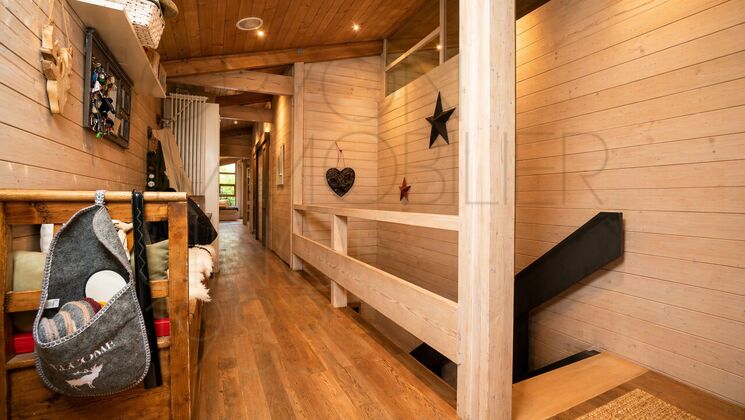 Holzverkleideter Flur mit Treppe