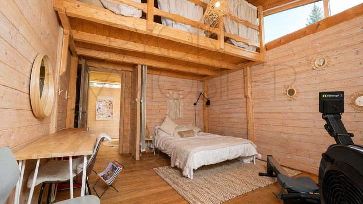 Gemütliches Holzschlafzimmer mit Galerie
