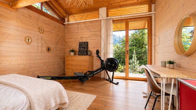 Helles Holzinterieur mit Fitnessbereich