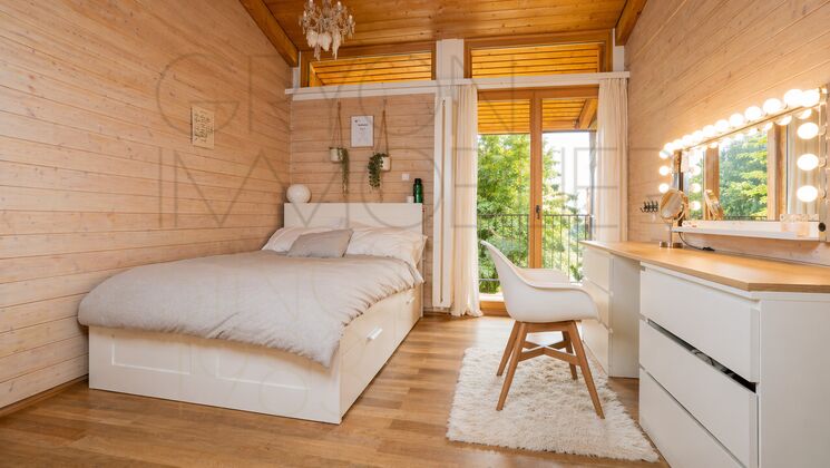 Helles Schlafzimmer mit Holzausbau