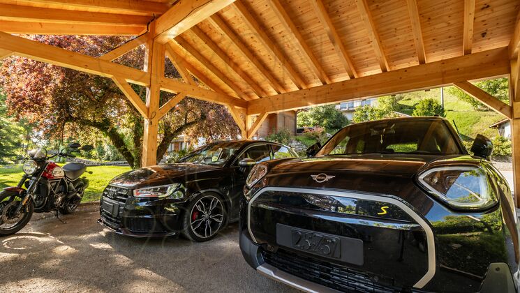 Carport mit zwei Autos und Motorrad