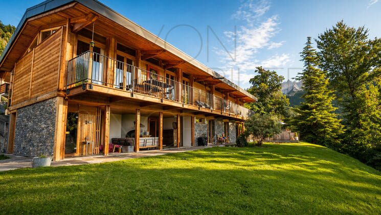 Holzchalet mit Balkon und Garten
