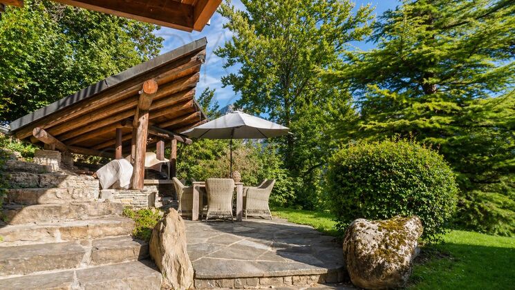 Terrasse im Garten mit rustikaler Überdachung