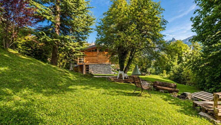 Garten mit Chalet und Sitzbereich