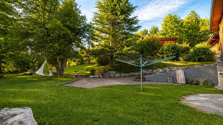 Großer, gepflegter Garten mit Sitz- und Freiflächen