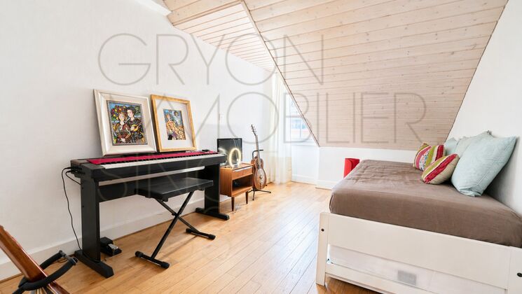 Dachzimmer mit Klavier und Bett
