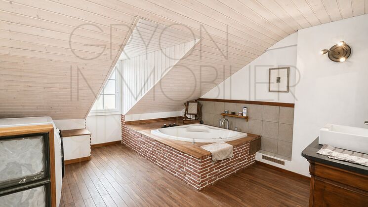 Badezimmer mit Whirlpool unter Dachschräge