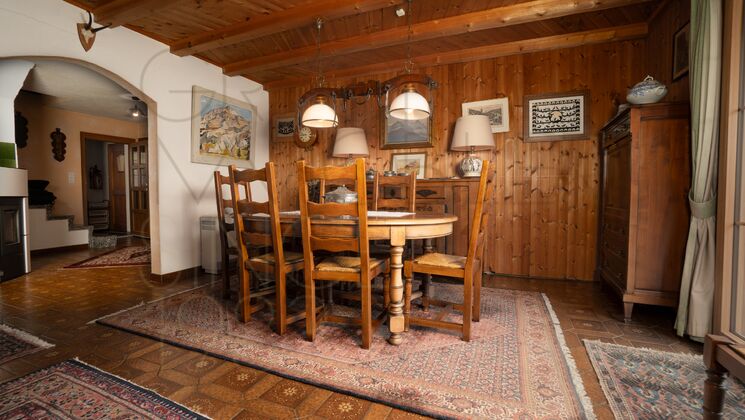 Gemütliches Esszimmer mit Holzvertäfelung