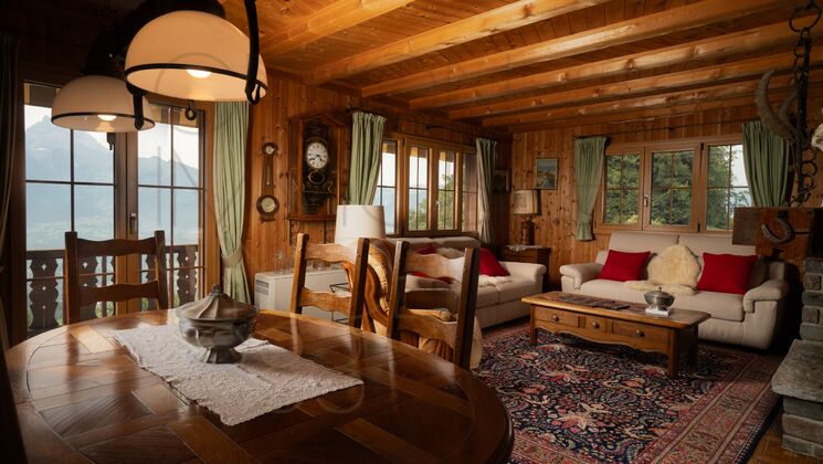 Gemütliches Holzwohnzimmer mit Bergblick