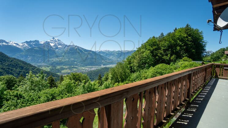 Bergblick von einer Holzterrasse